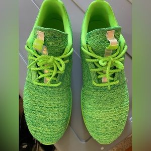 Nike Men Roshe Run Flyknit - 9.5 - Voltage Lucid Green - 677243-301